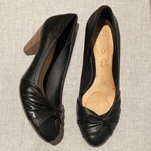 Aldo Black Women's 2.5 Inch Heels With Bow Across Toes And Tan Heel Sz 8.5